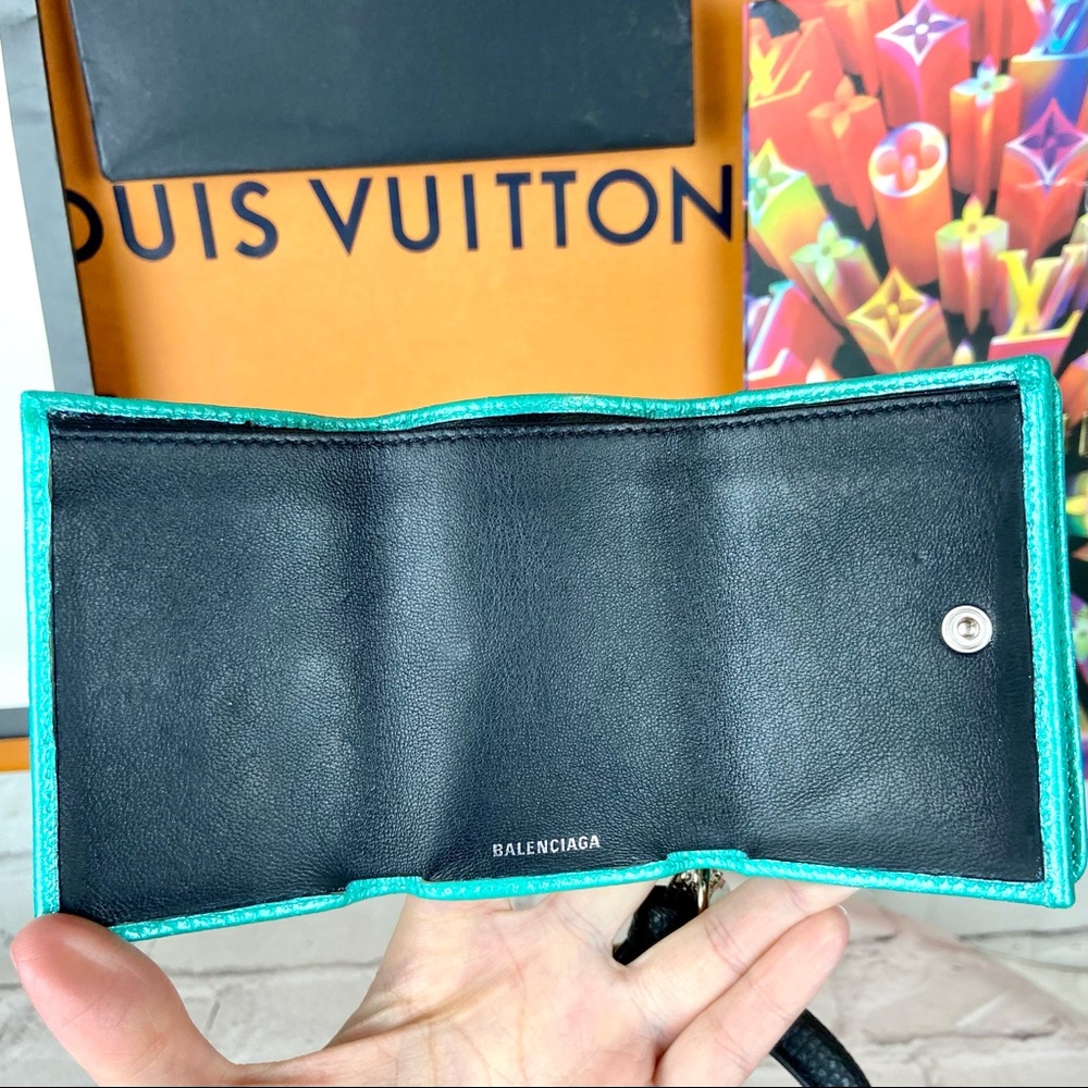 Balenciaga compact Wallet or wristlet in pearlescent green w/ bracelet keychain - Picture 4 of 16